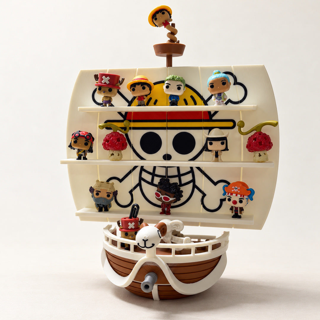 Espositore Going Merry con figure Kinder Joy e Luffy Decor Pen a scopo dimostrativo; personaggi esclusi.
