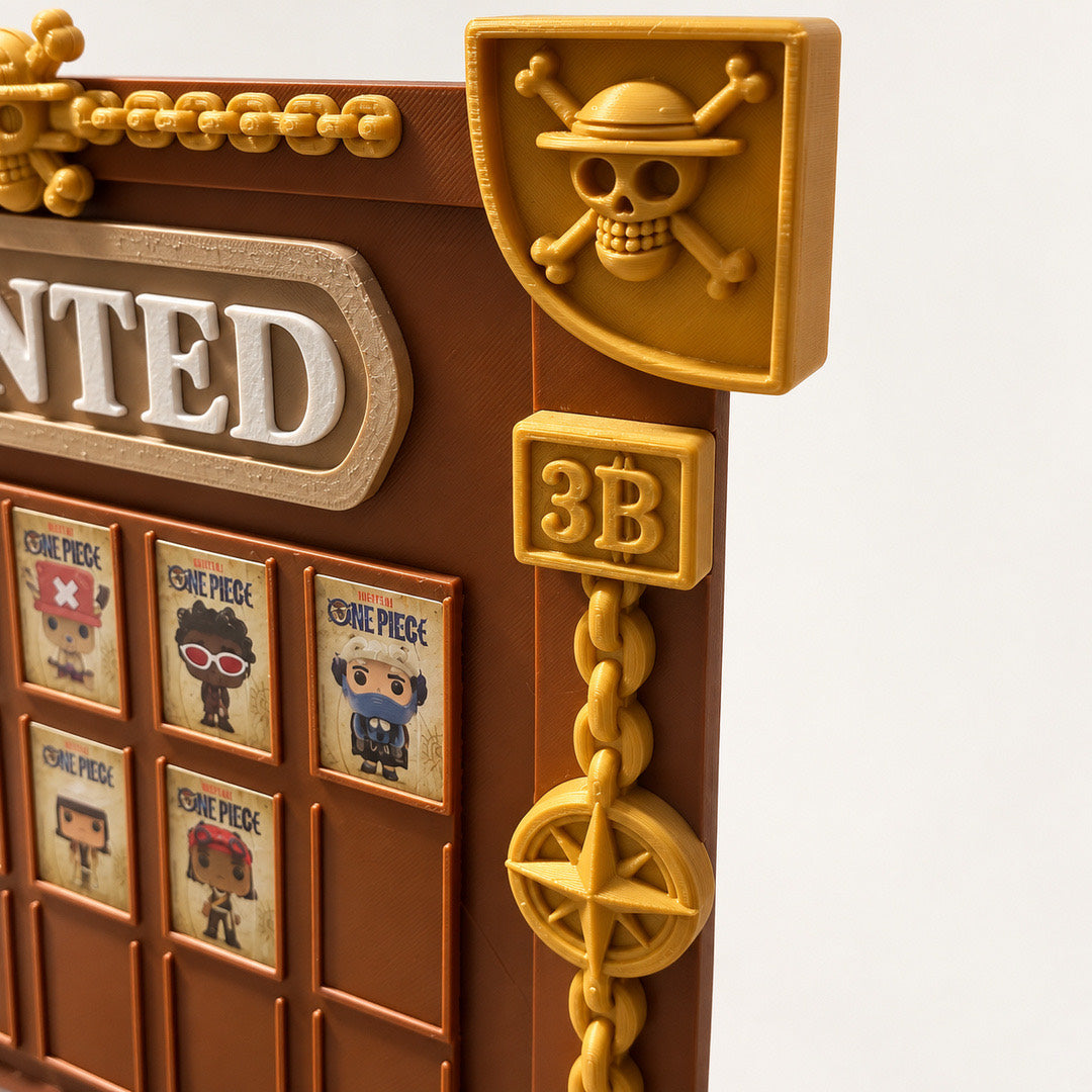 Dettaglio del cartello delle taglie Wanted con decorazioni dorate dell'espositore One Piece.